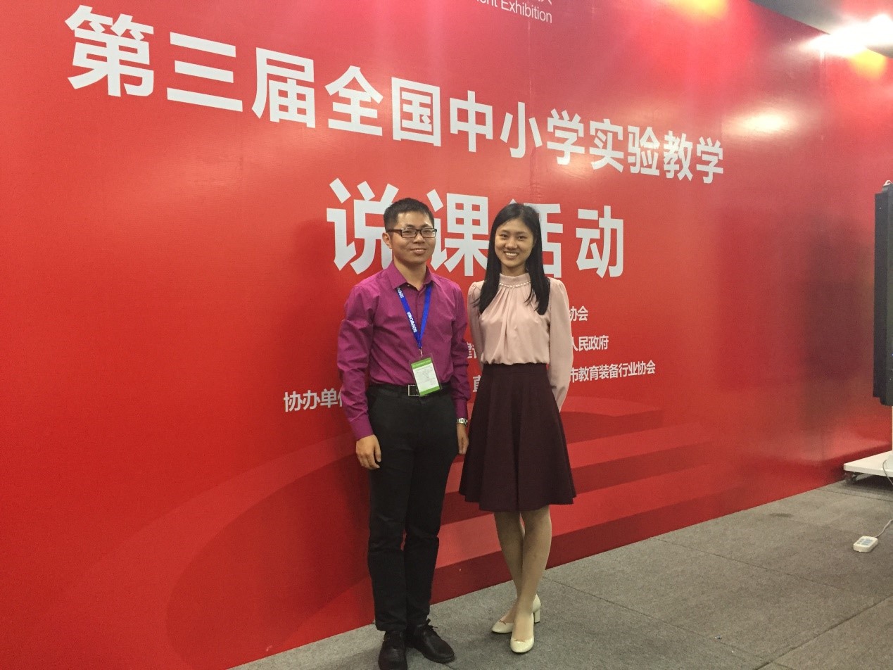 两位参加全国实验说课比赛的深圳老师合影 ( 解慕宗老师 左一)